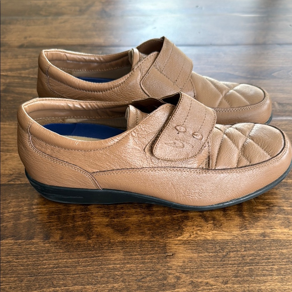 Dr. Scholls Women's Light Brown  Leather Quilted Gel Walking Shoe Size 9